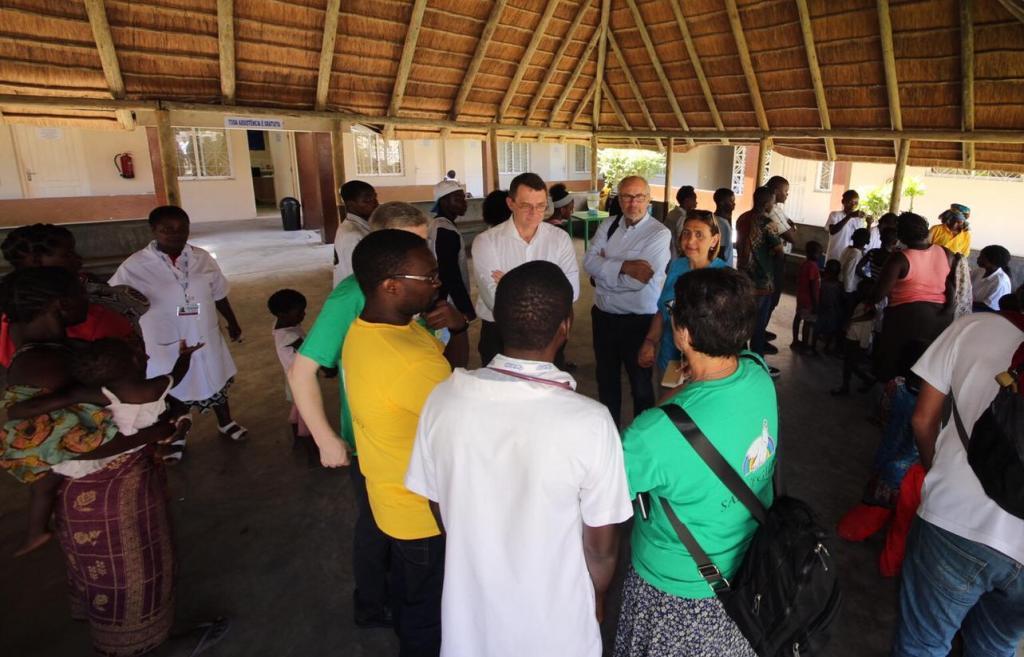 La lutte actuelle au Mozambique pour éviter la diffusion du choléra. La file d'attente au centre Dream pour se faire vacciner